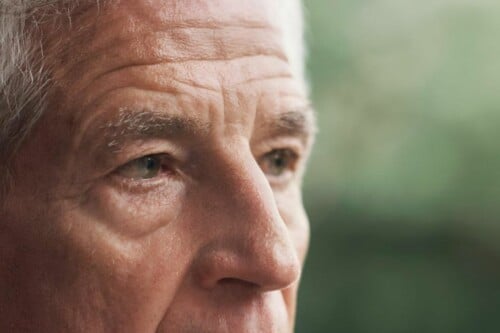 Voir Enlever les poches sous les yeux pour retrouver un regard reposé