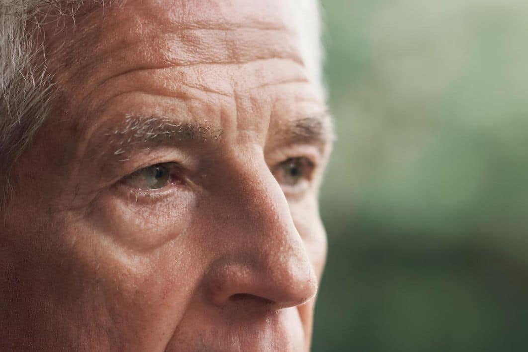 Enlever les poches sous les yeux pour retrouver un regard reposé