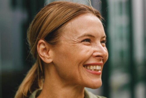 Voir Botox patte d’oie : comment lisser le contour des yeux sans figer le regard ?