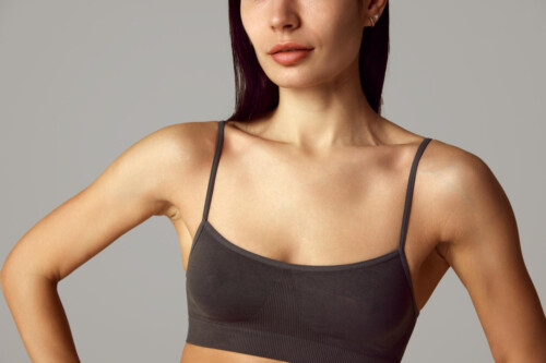 Voir Hypotrophie mammaire : Causes, traitements et guide complet de prise en charge