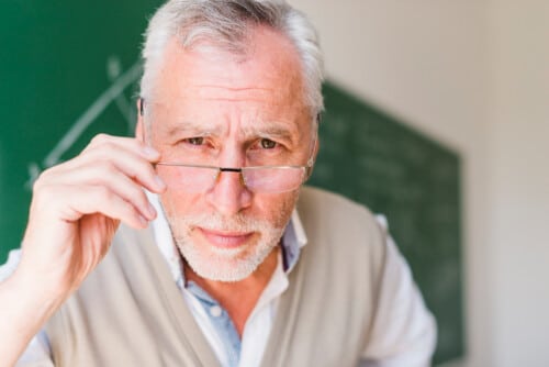 Voir Dermatochalasis : définition, causes et traitement de l'excès de peau des paupières.