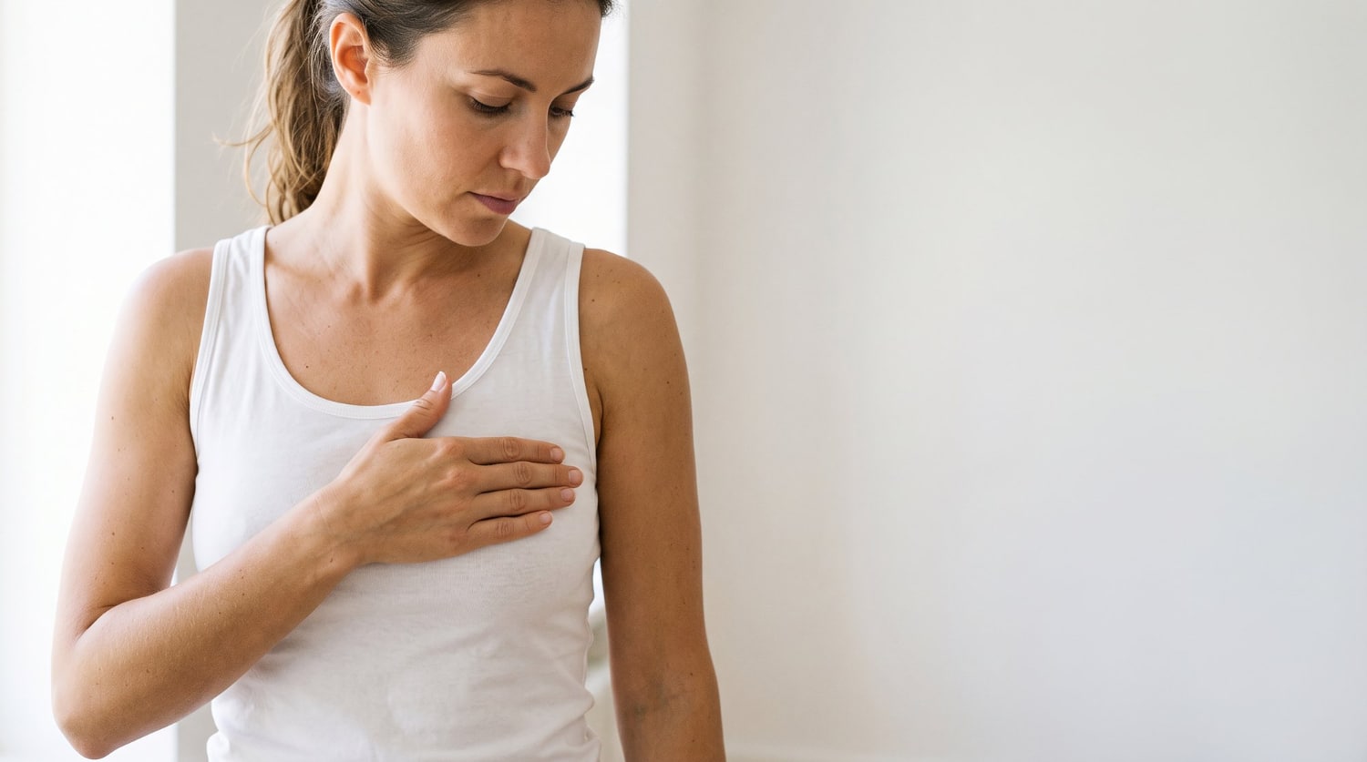Douleur après une augmentation mammaire : intensité, durée et signaux d&rsquo;alerte